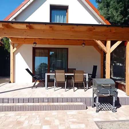 Caloroczne Ogrzewane Kominkiem Ferienhaus *